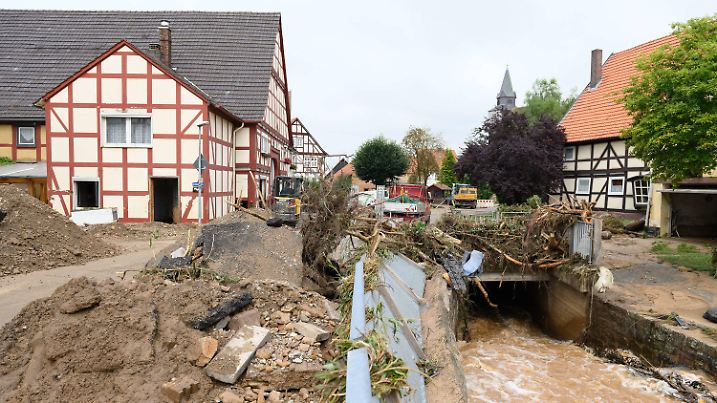 ARCHIV - 02.08.2024, Hessen, Trendelburg: Blick in den Ortskern nach einem Unwetter in dem Trendelburger Stadtteil Gottsbüren. (zu dpa: «Poseck stellt Hilfen nach Unwetter in Aussicht») Foto: Swen Pförtner/dpa +++ dpa-Bildfunk +++