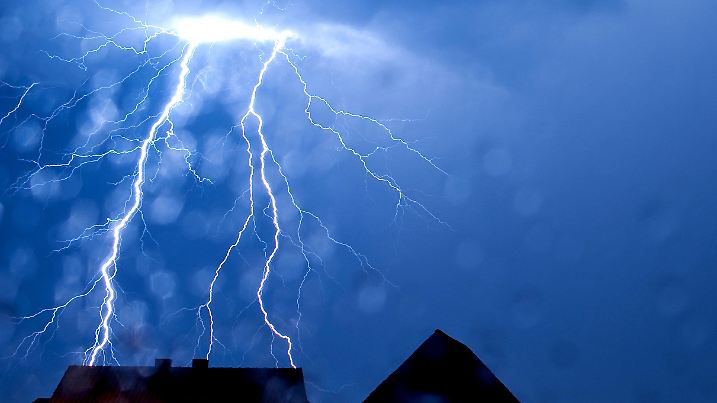 ARCHIV - 23.08.2011, Nordrhein-Westfalen, Gesecke: Ein Blitz schlägt bei Gesecke ein. (zu dpa: «Fast 100.000 Blitze in NRW - Rekord-Blitz in Minden-Lübbecke») Foto: Thomas Rensinghoff/dpa +++ dpa-Bildfunk +++