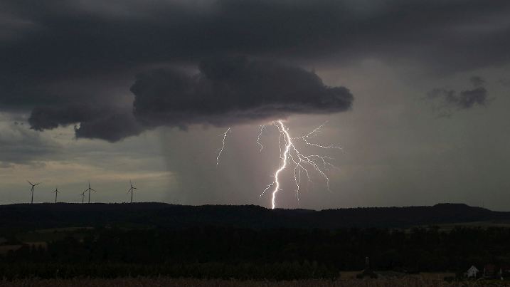 Eine Gewitterzelle mit Blitz und Donner baut sich über dem Großraum Heilbronn auf. Der Deutsche Wetterdienst kündigte Unwetter für Teile Baden-Württembergs an.