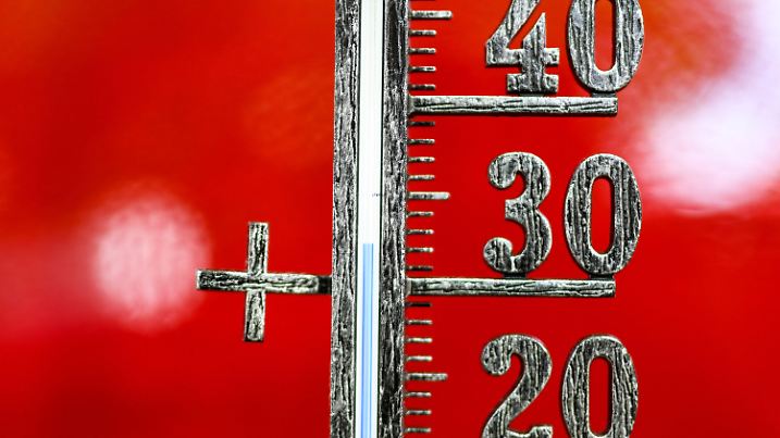 ARCHIV - 30.07.2018, Baden-Württemberg, Freiburg: ILLUSTRATION - Ein Thermometer zeigt im Schatten knapp 33 Grad an. (zu dpa: «Heißes Sommerwetter in Rheinland-Pfalz und im Saarland») Foto: Patrick Seeger/dpa +++ dpa-Bildfunk +++