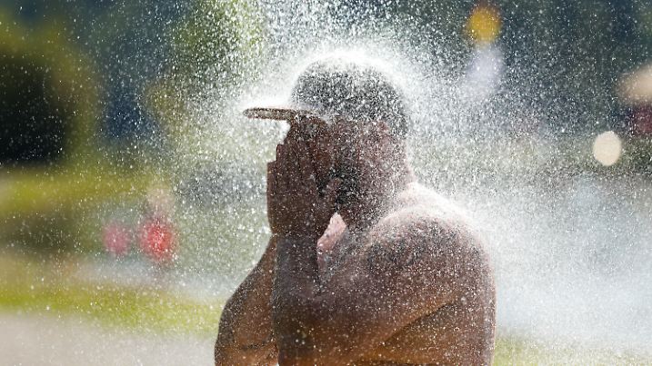 ARCHIV - 20.08.2023, Baden-Württemberg, Ertingen: Ein Mann erfrischt sich an einem Badesee unter einer kalten Dusche. (zu dpa: «Heiße Tage in Aussicht - Auch Gewitter und Unwetter drohen») Foto: Thomas Warnack/dpa +++ dpa-Bildfunk +++