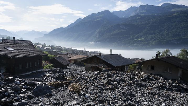 13.08.2024, Schweiz, Brienz: Eine Gerölllawine überdeckt einen Teil des Dorfes. Am Vorabend, Montag, 12.08.2024, haben heftige Gewitter einen Murgang ausgelöst und Gebäude, parkende Fahrzeuge, Straßen sowie Infrastruktur des öffentlichen Verkehrs beschädigt. Foto: Alessandro Della Valle/KEYSTONE/dpa +++ dpa-Bildfunk +++