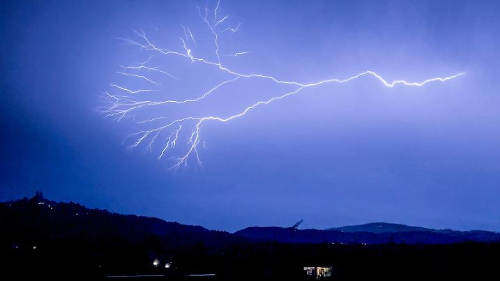 Wetter, Gewitter, Blitz 13.08.2024, Linz, AUT, Wetter, Unwetter, Gewitter, im Bild Blitze, Blitz ueber der Stadt Oberoesterreich *** weather, thunderstorm, lightning 13 08 2024, Linz, AUT, weather, storm, thunderstorm, in the picture lightning, lightning over the city of Upper Austria Wetter, Gewitter, Blitz, 13.08.2024-5