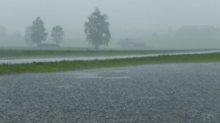 Schwere Unwetter Unwetter ziehen seit den Abendstunden ber weite Teile Oberbayerns hinweg. ber 60 Liter auf dem Quadratmeter waren in Oberhausen (Pei§enberg) und Umgebung zu viel. Die Folge waren starke berflutungen. Das Wasser schoss in Sturzbchen den Stra§en entlang. Die Flsse fhrten sofort Hochwasser. Es kam zu starken berflutungen. Auf der Eyacher Stra§e musste die Feuerwehr die Stra§en teilweise sperren. Bis zu 40 cm hoch stand das Wasser. Dachrinnen schafften die Wassermassen nicht. Die Gewitter standen teilweise stationr ber ein und dieselbe Stelle.