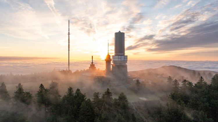 Morgennebel im Taunus Die Höhenlagen rund um den Großen Feldberg ragen am Morgen bei Sonnenaufgang aus dem Nebel. Auch in der kommenden Woche wird wechselhaftes Wetter mit Regen und Wind vorhergesagt., Schmitten Hessen Deutschland *** Morning fog in the Taunus The high altitudes around the Großer Feldberg rise out of the fog at sunrise Changeable weather with rain and wind is also forecast for the coming week , Schmitten Hessen Germany