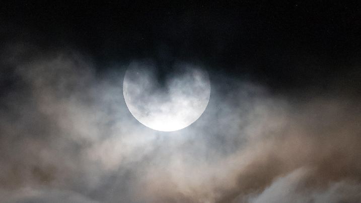 ARCHIV - 02.08.2023, Schleswig-Holstein, Tating: Der Vollmond ist zwischen mehreren Wolkenschichten in Tating in der Nähe der Nordseeküste zu sehen. (zu dpa: «Warum träumen wir immer noch von der Schule?») Foto: Bodo Marks/dpa +++ dpa-Bildfunk +++