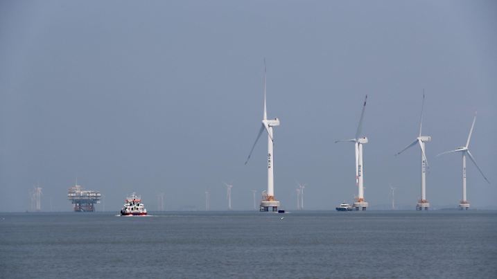 08.08.2024, China, Fuqing: Die Luftaufnahme mit  einer Drohne zeigt den Pilot-Windpark Xinghua Bay, in dem einige Offshore-Windturbinen installiert sind, die unabhängig im Fujian Three Gorges Offshore Wind Power International Industrial Park in der südostchinesischen Provinz Fujian produziert werden. Foto: Jiang Kehong/XinHua/dpa +++ dpa-Bildfunk +++
