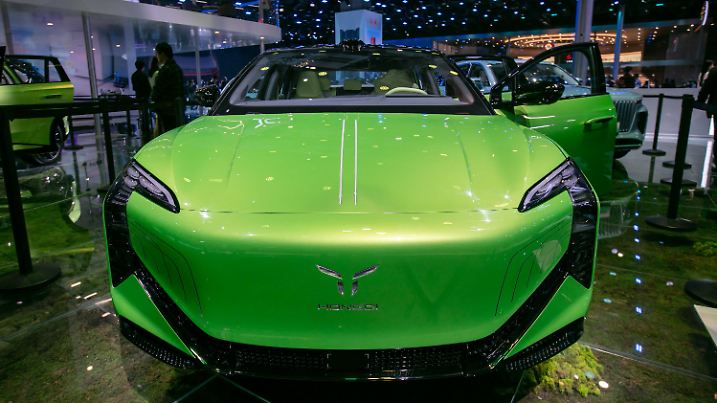 ARCHIV - 25.04.2023, China, Shanghai: Ein Elektroauto des Staatsunternehmens Hongqi ("Rote Fahne") auf der Shanghaier Automesse 2023. In der Volksrepublik wird mittlerweile die Hälfte aller Elektroautos weltweit verkauft. (zu dpa: «Autostudie: Chinas Marktmacht wächst») Foto: Wang Xiang/XinHua/dpa +++ dpa-Bildfunk +++