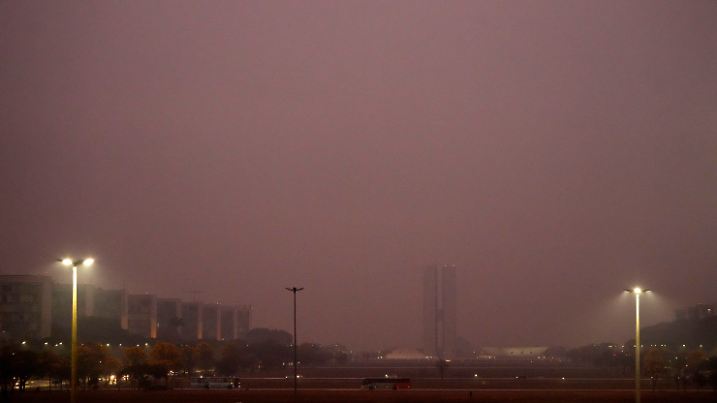 26.08.2024, Brasilien, Brasilia: Der Nationalkongress ist durch den Rauch von Waldbränden bei trockenem Wetter kaum sichtbar. Foto: Eraldo Peres/AP/dpa +++ dpa-Bildfunk +++