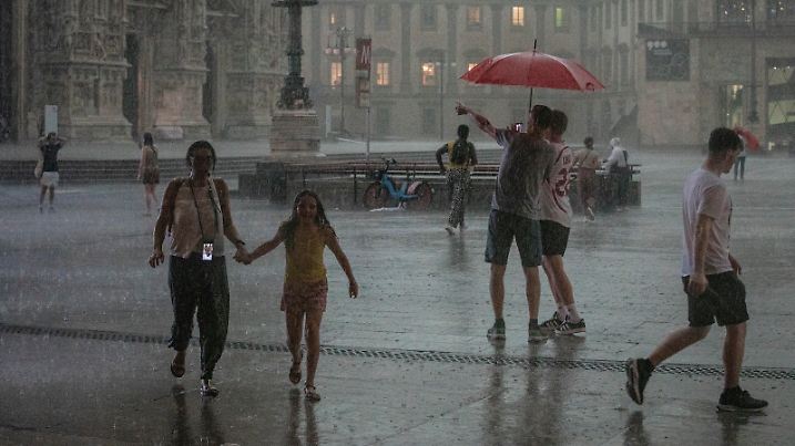 Maltempo a Milano temporali piogge e vento in Piazza Duomo
Milano - Italia - Cronaca
Mercoledì, 07 Agosto, 2024 (Foto di Marco Ottico/Lapresse)
Bad weather in Milan thunderstorms rain and wind in Piazza Duomo
Milan, Italy - News
Wednesday, 07 August, 2024 (Photo by Marco Ottico/Lapresse)
/ 070824 / action press