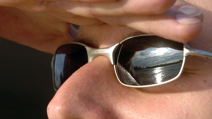 Ein Mann schaut am Montag (10.01.2005) auf den St. Pauli- Landungsbrücken in die Sonne. Im Norden soll das Wetter in den nächsten Tagen weiter freundlich bei Höchstwerten zwischen  8 und 11 Grad bleiben. Foto: Patrick Lux dpa/lno +++(c) dpa - Bildfunk+++