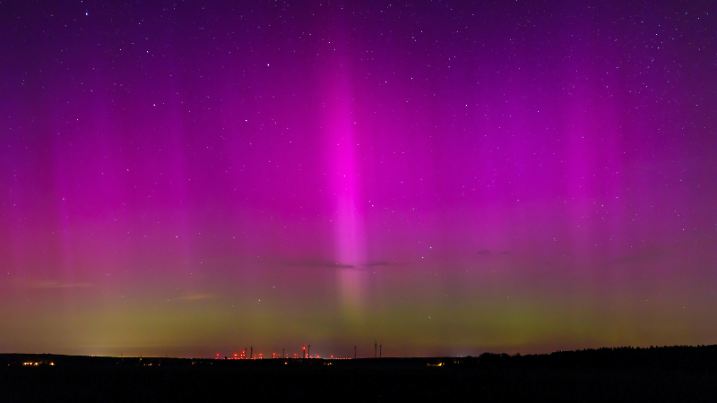 Nordlichter ueber Brandenburg DEU/Deutschland/Brandenburg/Neupetershain, 13.08.2024, Nordlichter Polarlichter / Aurora borealis am Himmel ueber Brandenburg. Polarlichter sind am Nachthimmel ueber der Lausitz zu sehen. Besonders starke Sonnenaktivitaet / Sonnenstuerme lassen Polarlichter dieser Tage auch ungewoehnlich weit im Sueden erscheinen. Mit blossen Augen ist das Naturphaenomen jedoch kaum zu sehen, durch Kamera- oder Handydisplays und entsprechende Langzeitbelichtungen wird die spekakulaere Lichtshow am Nachthimmel aber sichtbar. Auch Perseiden Sternschnuppen sind aktuell gut zu sehen. Mit etwas Glueck konnte man in diesem Jahr den Sternschnuppenregen der Perseiden und die Nordlichter zeitgleich am Himmel beobachten. *** Northern AF_NPH_89471.jpeg