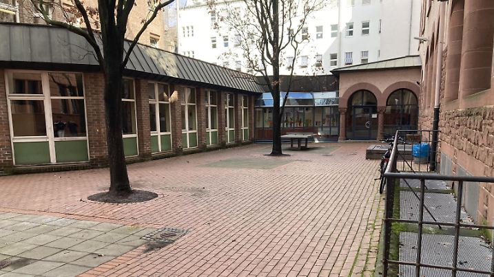 Auf dem Schulhof der Weissfrauenschule und der Karmeliterschule sollen Drogenabhängige gesehen worden sein.