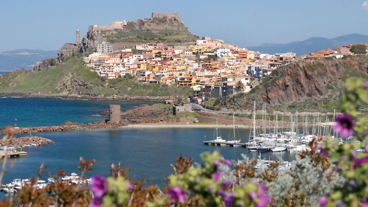 ARCHIV - 09.04.2015, Italien, Castelsardo: Die Altstadt von Castelsardo im Nordwesten Sardiniens. (zu dpa: «Italiener versteckt tote Mutter in Gefriertruhe») Foto: Christian Röwekamp/dpa-tmn/dpa +++ dpa-Bildfunk +++
