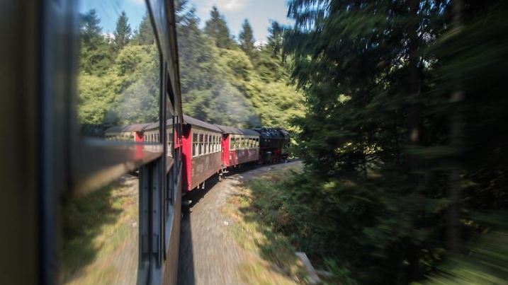 Die Brockenbahn der Harzer Schmalspurbahnen (HSB) fährt vom Bahnhof Brocken zum Tal