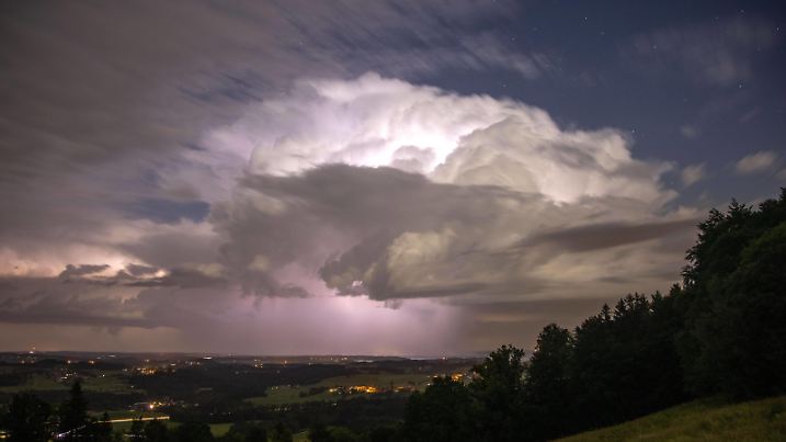 News Bilder des Tages Gewitter über Bayern 21.06.2021, Frasdorf Bayern: Ein starkes Gewitter ist am Abend über dem südlichen Bayern zu sehen. Für viele Landkreise in Südbayern hatte der Deutsche Wetterdienst Unwetterwarnungen herausgegeben., Frasdorf Deutschland *** Thunderstorm over Bavaria 21 06 2021, Frasdorf Bavaria A strong thunderstorm is seen in the evening over southern Bavaria For many districts in southern Bavaria, the German Weather Service had issued severe weather warnings , Frasdorf Germany
