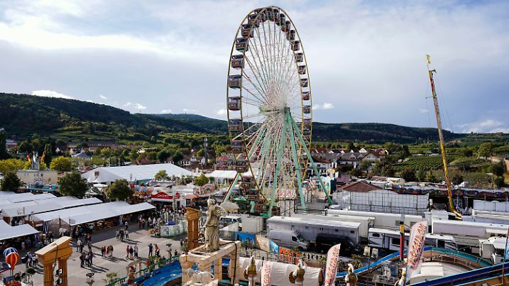 ARCHIV - 09.09.2022, Rheinland-Pfalz, Bad Dürkheim: Ein Riesenrad steht bei der Eröffnung des Dürkheimer Wurstmarkts auf dem Festgelände. (Archivfoto) (zu dpa: «Von Wein- bis Wurstmarkt - Sicherheitsdebatte nach Solingen») Foto: Uwe Anspach/dpa +++ dpa-Bildfunk +++