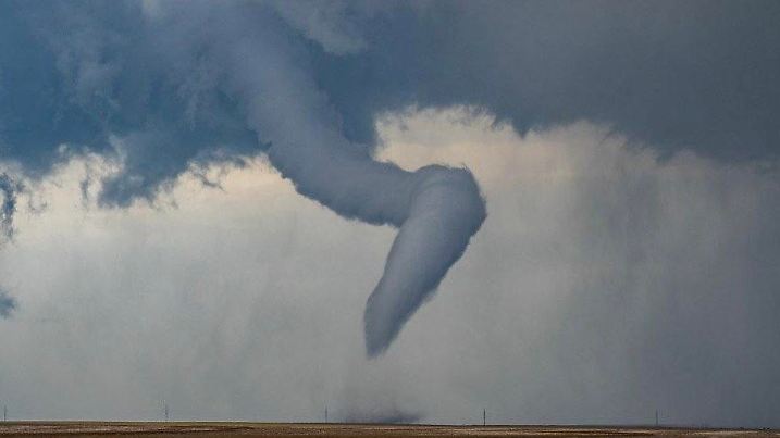 SONDERKONDITIONEN: PREISABSPRACHE! *EXCLUSIVE* 
Tornado pictured by Abbi Adair. A storm chaser who has witnessed supercell tornados, flash flooding and lightening in America says she will "never be scared." Abbi Adair, 50, has also seen hail stones the size of golf balls while she's travelled thousands of miles across the United States as part of her unusual hobby. She went on her first tour, which costs around £9,000 altogether including flights, in 2018 and since then has been on three more trips to see extreme weather. But despite seeing such extreme weather conditions including supercell tornados - which are the most dangerous type - the social worker insists she's never felt unsafe. Abbi said: "I've never, ever felt unsafe when I've been chasing storms. 