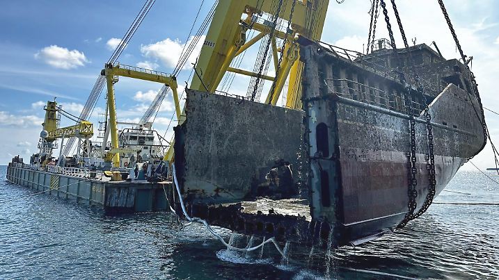 HANDOUT - 30.08.2024, Schleswig-Holstein, Helgoland: Der Schwimmkran Hebo Lift 10 hebt das Heck des gesunkenen und zweigeteilten Frachters «Verity». Das Schiff war am 24. Oktober 2023 nach einer Kollision mit einem anderen Schiff in der Deutschen Bucht südwestlich von Helgoland gesunken. Foto: MARINE CONSULTANTS GmbH/WSV/dpa - ACHTUNG: Nur zur redaktionellen Verwendung im Zusammenhang mit der aktuellen Berichterstattung und nur mit vollständiger Nennung des vorstehenden Credits +++ dpa-Bildfunk +++