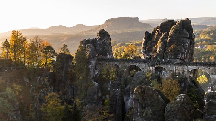 ARCHIV - 30.10.2018, Sachsen, Lohmen: Blick auf die Basteibrücke im Nationalpark Sächsische Schweiz. Im Hintergrund ist der Lilienstein zu sehen. (zu dpa: «Nächtliches Betretungsverbot für Nationalpark aufgehoben») Foto: Monika Skolimowska/dpa-Zentralbild/dpa +++ dpa-Bildfunk +++