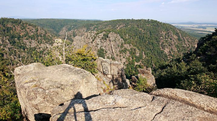 03.09.2024, Sachsen-Anhalt, Thale: Blick auf die Felsen am Hexentanzplatz in Thale. Von hier hat man einen überblick über das Bodetal. Der Hexentantplatz in ein beliebtes Touristenmagnet und lockt viele Besucher an. Am Sonntag ereignete sich ein tragisches Unglück bei dem ein Jugendlicher von einer Aussichtsplattform abgestürzt ist und tödliche Verletzungen davon getragen hat. Foto: Matthias Bein/dpa +++ dpa-Bildfunk +++