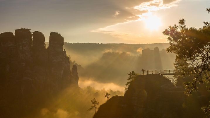 Sonnenaufgang auf der Basteibrücke, Felsformationen Gansfelsen und Lokomotive, rechts die Burgruine Altrathen, Wehlgrund, Kurort Rathen, Sächsische Schweiz, Sachsen, Deutschland  