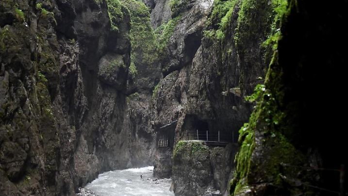 Die Partnach fließt durch die Partnachklamm