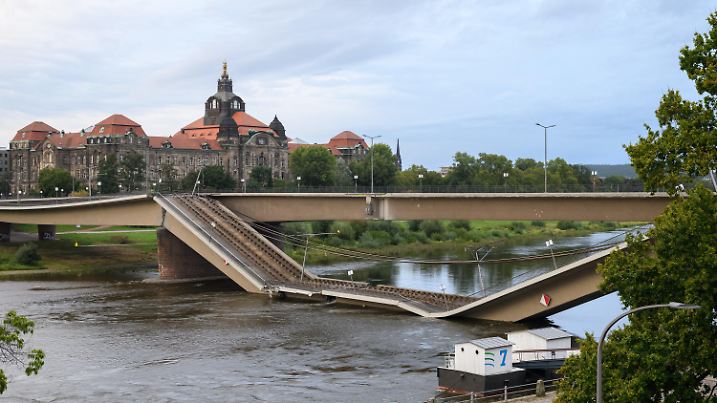 12.09.2024, Sachsen, Dresden: Blick auf die teilweise eingestürzte Carolabrücke über der Elbe vor der Staatskanzlei. Foto: Robert Michael/dpa +++ dpa-Bildfunk +++
