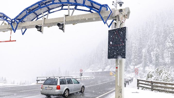 12.09.2024, Österreich, Mittersill: Schneefall am Nordportal des Felbertauerntunnels. Die vorhergesagten starken Niederschläge über Österreich haben zu den ersten Sicherheitssperren von Straßen geführt. Foto: Expa/Johann Groder/APA/dpa +++ dpa-Bildfunk +++
