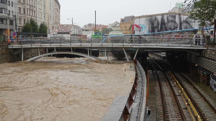 Wien, Wienfluss-Hochwasser am 15.9.2024 // Vienna, Flooding of Wienfluss River on September 15, 2024 *** Vienna, Flooding of Wienfluss River on September 15, 2024 Vienna, Flooding of Wienfluss River on September 15, 2024