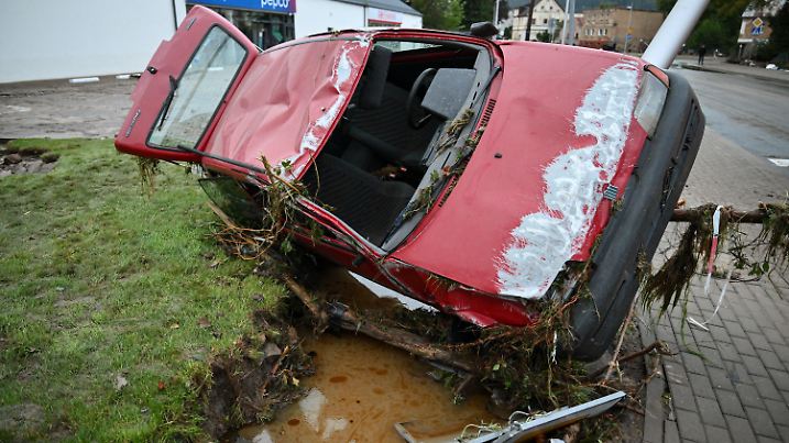 15.09.2024, Polen, Ladek-Zdroj: Ein nach schweren Regenfällen zerstörtes Auto. Die Hochwasserlage spitzt sich auch in Polen weiter zu. Foto: Maciej Kulczynski/PAP/dpa +++ dpa-Bildfunk +++