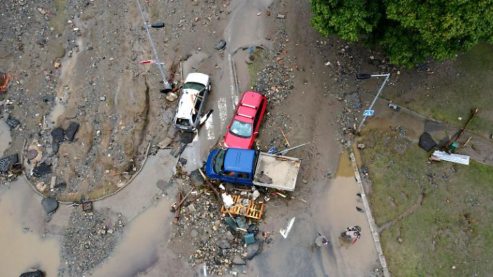 16.09.2024, Tschechien, Jesenik: Autos und Trümmer im Schlamm nach den Überschwemmungen in der Stadt. Ganze Regionen in Tschechien leiden unter einem Jahrhunderthochwasser. Foto: Petr David Josek/AP +++ dpa-Bildfunk +++