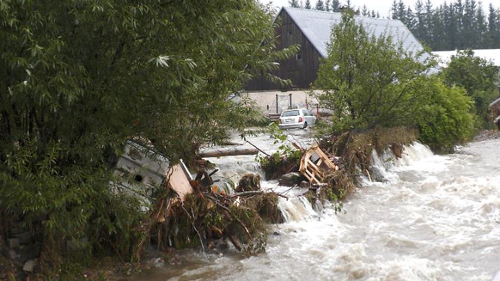 Aufnahmen wie man sie aus dem Ahrtal kennt. Im Altvatergebirge wüteten die Unwetter am Wochenende besonders heftig. In diesem Gebiet fielen über 400 Liter auf dem Quadratmeter. Zu viel für den modernsten Hochwasserschutz. Viele Ortschaften sind von der Außenwelt abgeschnitten. Unser Kameramann versucht nach Jesenk vorzudringen. Alle Zufahrtsstraßen zu diesem Ort sind jedoch vom Hochwasser abgeschnitten worden. In der Gemeinde Vapenna Setzdorf gab es ebenfalls Ausmaße, die es so noch nie gab. Im Ort wurden Straßen, Brücken und Häuser weggerissen. Nur noch die Treppen zum Keller sind sichtbar on tape. Im Ort herrscht Ausnahmezustand. Jedes Wohnhaus am Fluss Vidnavka wurde massiv beschädigt. Im Ort gibt es kein Trinkwasser, Gas gab es ers