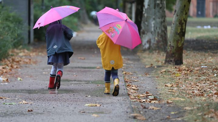 Berlin, Deutschland, 09.09.2024: Kreuzberg: Erster Tag mit Herbstwetter: Zwei Kinder laufen mit Regenschirmen durch den Park am Mariannenplatz *** Berlin, Germany, 09 09 2024 Kreuzberg First day of fall weather Two children run with umbrellas through the park at Mariannenplatz Copyright: xdtsxNachrichtenagenturx dts_45148