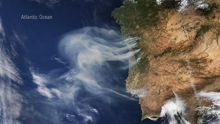 Waldbrände über Portugal aus dem All fotografiert