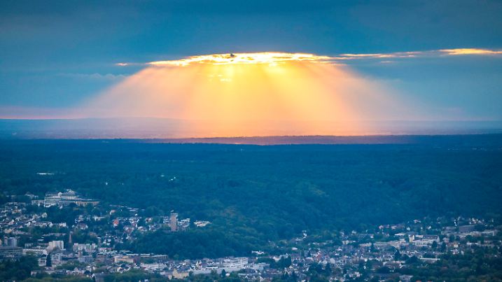 dpatopbilder - 16.09.2024, Nordrhein-Westfalen, Bad Godesberg: Blick vom Petersberg auf das linksrheinisch gelegene Bad Godesberg in der Abenddämmerung. Foto: Thomas Banneyer/dpa +++ dpa-Bildfunk +++