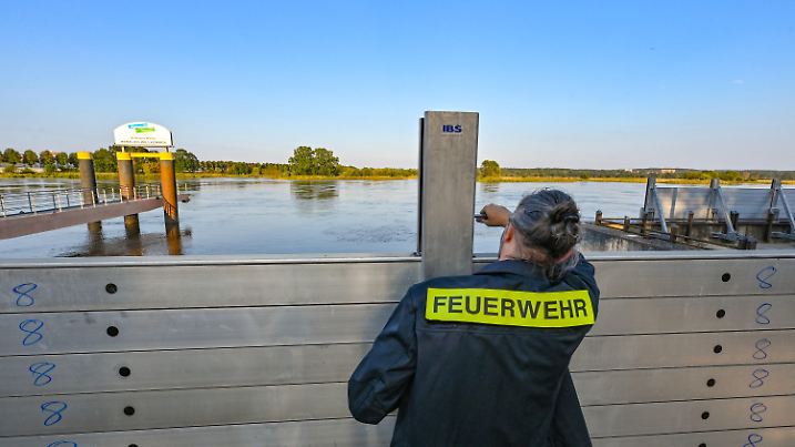 19.09.2024, Brandenburg, Frankfurt (Oder): Ein Kamerad der Freiwilligen Feuerwehr errichtet eine mobile Hochwasserschutzwand am deutsch-polnischen Grenzflusses Oder. Noch ist unsicher, wie ernst die Hochwasserlage in Brandenburg wirklich wird. Angesichts weiter steigender Wasserstände kommen aber Krisenstäbe in Kommunen zusammen. Angesichts weiter steigender Flusspegel kommen in Kommunen entlang der Oder die Hochwasser-Krisenstäbe zusammen. Foto: Patrick Pleul/dpa +++ dpa-Bildfunk +++