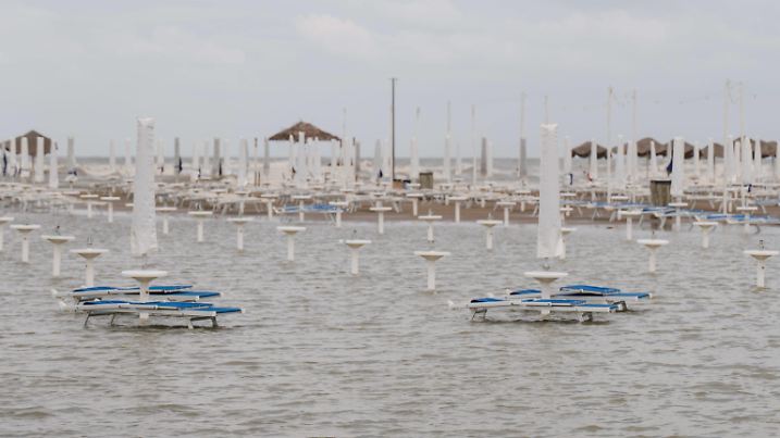 Überschwemmungen in Italien September 18, 2024, Rimini, Italia: Mareggiata sulla Riviera Romagnola causata dallondata di maltempo che ha colpito il centro Italia, Rimini, 18 settembre 2024./// Storm surge on the Riviera Romagnola caused by the wave of bad weather that hit central Italy, in Rimini, Emilia-Romagna region, Italy, 18 September 2024. ANSA/ DORIN MIHAI Rimini Italia PUBLICATIONxINxGERxSUIxAUTxONLY - ZUMAa110 20240918_zaf_a110_031 Copyright: xDorinxMihaix