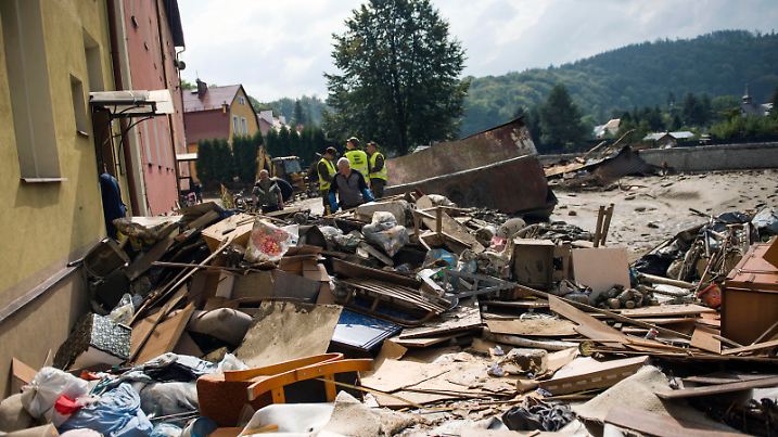 September 19, 2024, Glucholazy, Opole Voivodeship, Poland: Citizens throw away their belongings destroyed in the aftermath of flooding in Glucholazy in southern Poland. In southwestern Poland, heavy rains and cyclones sweeping through central Europe have led to severe flooding. Rivers such as the Odra, Nysa K?odzka, Bystrzyca or Biala Glucholaska in Glucholazy city experienced a sharp rise in water levels, causing numerous floods and the breach of flood embankments. Authorities are working to manage the situation, with ongoing efforts to prevent further damage. (Credit Image: © Attila Husejnow/SOPA Images via ZUMA Press Wire) / action press