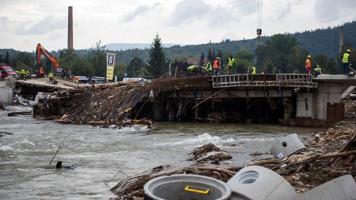 September 19, 2024, Glucholazy, Opole Voivodeship, Poland: Aview of a destroyed bridge in the aftermath of flooding in Glucholazy in southern Poland. In southwestern Poland, heavy rains and cyclones sweeping through central Europe have led to severe flooding. Rivers such as the Odra, Nysa K?odzka, Bystrzyca or Biala Glucholaska in Glucholazy city experienced a sharp rise in water levels, causing numerous floods and the breach of flood embankments. Authorities are working to manage the situation, with ongoing efforts to prevent further damage. (Credit Image: © Attila Husejnow/SOPA Images via ZUMA Press Wire) / action press