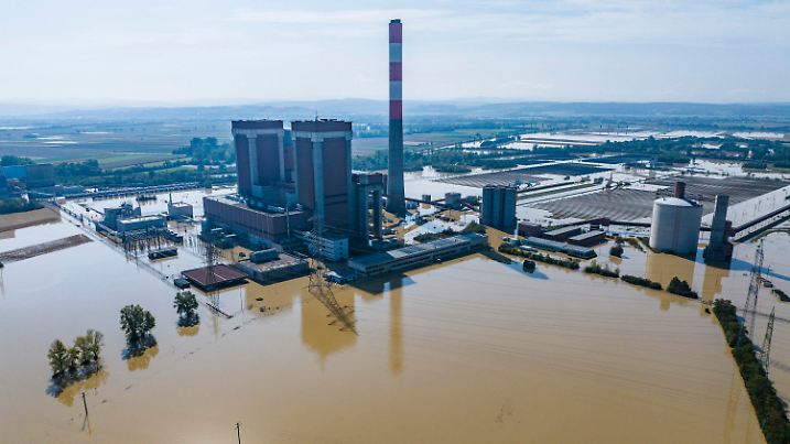 18.09.2024, Österreich, Erpersdorf: Das Kohle-Gas-Kraftwerk Dürnrohr ist vollsändig vom Wasser umschlossen und überschwemmt. In Österreich geht das Hochwasser zwar leicht zurück, doch die Lage bleibt angespannt und es drohen weiter Dammbrüche und Erdrutsche. (Luftaufnahme mit einer Drohne) Foto: Christoph Reichwein/dpa +++ dpa-Bildfunk +++