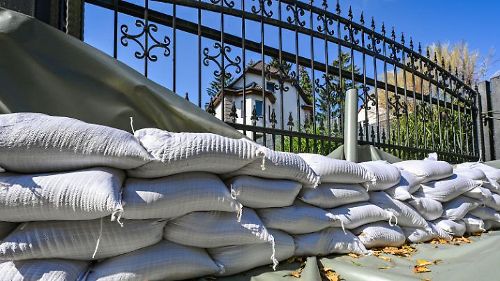 21.09.2024, Brandenburg, Frankfurt (Oder): Anwohner vom Buschmühlenweg in Frankfurt (Oder) haben mit Sandsäcken ihre Grundstücke und Häuser gegen das drohende Hochwasser des deutsch-polnischen Grenzflusses Oder gesichert. Beim Hochwasser 1997 und 2010 wurde diese Straße überflutet. Brandenburg rechnet nächste Woche mit einer ernsteren Lage. (zu dpa: «Hochwassergefahr steigt - Woidke bei Anwohnern in Oder-Stadt») Foto: Patrick Pleul/dpa +++ dpa-Bildfunk +++