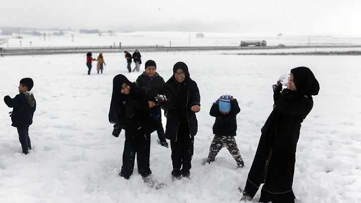 21.09.2024, Südafrika, Durban: Menschen spielen im Schnee in der Nottingham Road. Foto: -/AP/dpa +++ dpa-Bildfunk +++