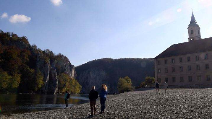 21.10.2018, Bayern, Weltenburg: Ausflügler stehen bei sonnigem Herbstwetter am Donaudurchbruch bei Kloster Weltenburg. Foto: Felix Hörhager/dpa +++ dpa-Bildfunk +++