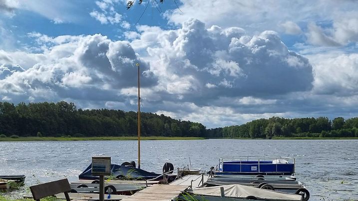 Wtterbilder_Uckermark 08.08.2023, Uckermark/ Boitzenburger Land, das Wetter der letzten Tage ist gezeichnet von Regen, Sturm und niedrigen Temperaturen. Bei böigem Wind Stärke zwischen 7 und 8 und dunklen Gewitterwolken bleiben die kleinen Ruderbote am Bootssteg , wie hier am Kuhzer See *** Wtterbilder Uckermark 08 08 2023, Uckermark Boitzenburger Land, the weather of the last few days is marked by rain, storm and low temperatures With gusty wind force between 7 and 8 and dark thunderclouds remain the small rowing boats at the jetty , as here at Lake Kuhz