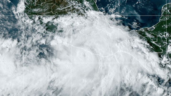 HANDOUT - 24.09.2024, ---, -: Dieses Satellitenbild der National Oceanic and Atmospheric Administration (NOAA), aufgenommen um 6:10pm ET, zeigt Hurrikan John in der Nähe von Südmexiko. Ein starker Hurrikan bedroht die mexikanische Pazifikküste: Der Tropensturm «John» wurde nur wenige Kilometer vor der Küste im Süden des lateinamerikanischen Landes zu einem Hurrikan mit potenziell zerstörerischen Winden hochgestuft Foto: -/National Oceanic and Atmospheric Administration via AP/dpa - ACHTUNG: Nur zur redaktionellen Verwendung und nur mit vollständiger Nennung des vorstehenden Credits +++ dpa-Bildfunk +++