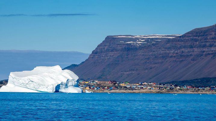 Qeqertarsuaq, ein kleiner Ort auf Grönland, bietet atemberaubende Natur - etwa solch gigantische Eisberge