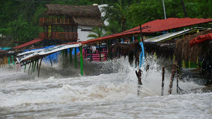 Waves break into restaurants on the beach as Tropical Storm John is on track to become a hurricane again, hurtling back towards communities across the Pacific coast, in Acapulco, Mexico September 25, 2024. REUTERS/Javier Verdin