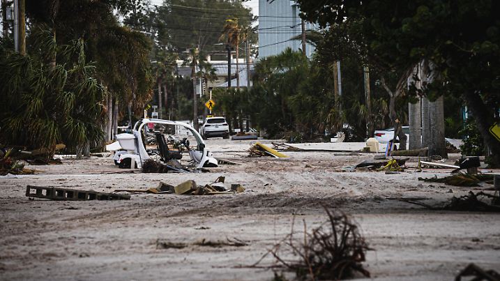 September 27, 2024, Treasure Island, Florida, USA: Fallen trees and property damage are present following the devastating effects of HURRICANE HELENE Treasure Island USA - ZUMAd256 20240927_znp_d256_022 Copyright: xDavexDeckerx