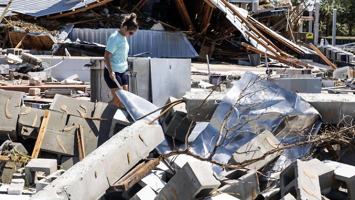 September 27, 2024, Steinhatche, Florida, USA: Roys restaurant worker searches through the rubble at the demolished restaurant after Hurricane Helene landed in Steinhatchee. Steinhatche USA - ZUMAm67_ 20240927_zaf_m67_021 Copyright: xWilliexJ.xAllenxJrx